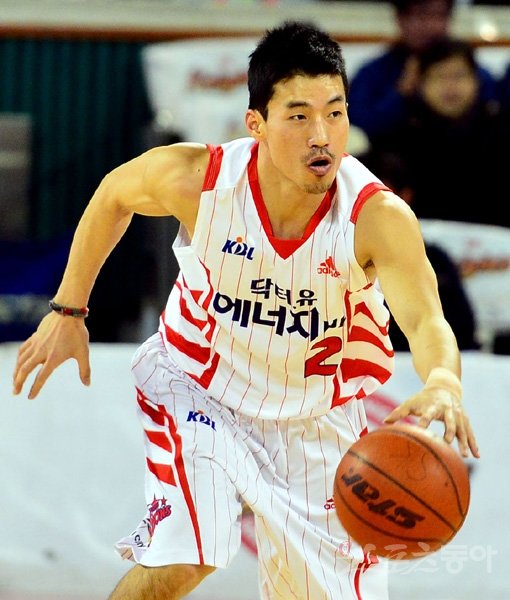 가드진이 약한 오리온스는 올 시즌을 앞두고 이현민을 영입했다. 평균 정도의 활약은 하고 있지만, 승부처에선 아쉬움을 남겼다. 이현민은 “이제 나만 잘 하면 된다”며 남은 시즌 사력을 다할 각오다. 스포츠동아DB