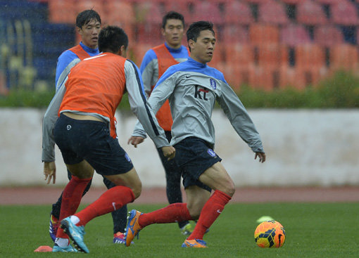 축구대표팀 공격수 박주영은 2006년 그리스를 상대로 골 맛을 봤다. 6일 열리는 그리스와 평가전에서도 8년 전 기억을 살려 부진 탈출의 발판을 마련할지 관심이다. 박주영(오른쪽)이 3일(한국시각) 아테네 파니오니오스스타디움에서 진행된 훈련에서 드리블을 하고 있다. 사진제공｜대한축구협회
