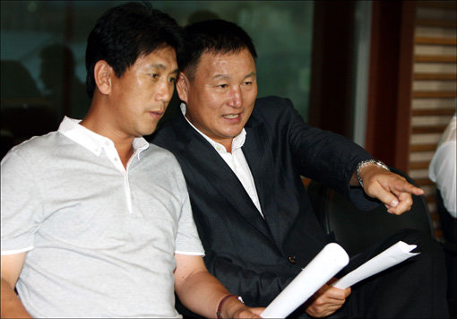 2010남아공월드컵 당시 코치였던 박태하 스포츠동아해설위원(왼쪽)은 2008년부터 2010년 여름까지 대표팀의 훈련 내용과 선수들의 컨디션을 일목요연하게 정리해 놓고 있었다. 한국축구 사상 첫 원정 16강 진출의 숨은 비결이다. 스포츠동아DB