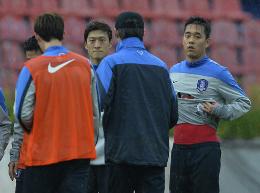 브라질월드컵 개막이 100일 앞으로 다가왔다. 홍명보 감독이 이끄는 대표팀은 16강을 넘어 8강까지도 노리고 있다. 남은 100일 동안 철저히 계획을 세워 선수단을 운용해야 본선에서 좋은 성적을 거둘 수 있다. 6일 오전 2시(한국시간) 벌어지는 그리스와 평가전을 앞두고 3일 아테네 파니오니오스 스타디움에서 훈련 중인 대표팀 선수들. 사진제공｜대한축구협회