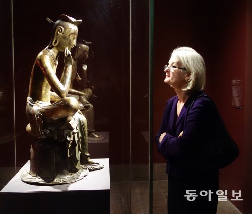 미국 메트로폴리탄박물관의 ‘황금의 나라, 신라’ 특별전에서 전 세계 관람객들의 마음을 사로잡은 국보 83호 금동미륵보살반가사유상. 국립중앙박물관 제공