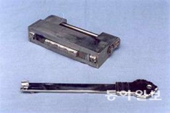 백동 8단 자물쇠. 아래는 중요무형문화재 제64호인 박문열 두석장(豆錫匠·금속장식장인)이 백동 8단 자물쇠 여는 방법을 시연하는 모습. 시연한 자물쇠는 박두석장이 유물과 똑같이 만든 작품이다. 윤용현 씨 제공