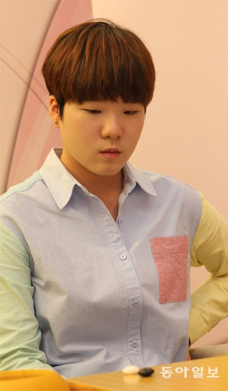 머리를 짧게 자르고 여류명인전 결승전 대국장에 나온 박지연 3단. 사이버오로 제공