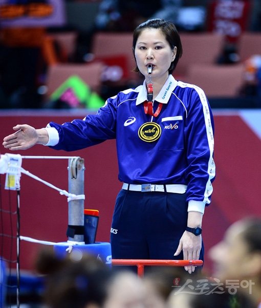 강주희 심판이 오랜 도전 끝에 국내에서 역대 4번째로 국제배구연맹(FIVB) 국제심판 자격증을 땄다. FIVB 이사회 승인을 받은 뒤 국제여자배구 결승라운드 주심으로 코트에 나선다. 4일 인삼공사-GS칼텍스전 주심을 보고 있는 강 심판. 대전｜김종원 기자 won@donga.com트위터@beanjjun