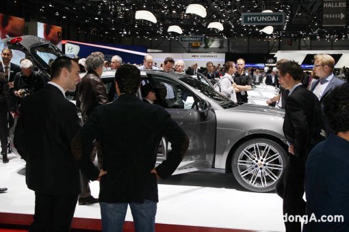 ‘2014 제네바모터쇼’ 관람객들이 유럽에서 최초로 공개된 포르쉐 소형 SUV ‘마칸 S’를 보기위해 모여 있다.