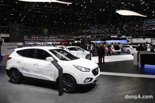 한산해 보이는 현대자동차 부스.