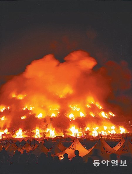 제주시 애월읍 새별오름(작은 화산체)에서 다양한 체험프로그램과 함께 오름을 통째로 태우는 들불축제가 7일부터 9일까지 펼쳐진다. 제주시 제공