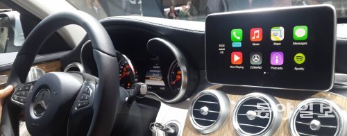 메르세데스벤츠의 ‘C220 블루텍’ 모니터에 뜬 ‘카플레이’ 화면. 벤츠는 제네바 모터쇼에서 애플과 협업해 음성으로 전화를 걸거나 메시지를 보낼 수 있는 커넥티드카 기능인 카플레이를 공개했다. 제네바=강유현 기자 yhkang@donga.com