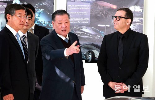 5일(현지 시간) 독일 현대차 유럽디자인센터를 찾은 정몽구 현대자동차그룹 회장(가운데)이 피터 슈라이어 현대·기아차 디자인총괄 담당 사장(오른쪽)과 함께 신차와 콘셉트카를 점검하고 있다. 현대자동차그룹 제공