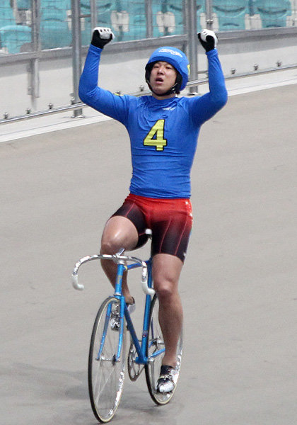 “빅매치에서도 통했다.” 이현구가 2월 23일 광명스피돔에서 생애 첫 대상경주 우승을 확정지은 후 두 팔을 들고 감격의 승리 세리머니를 하고 있다. 사진제공｜국민체육진흥공단