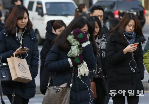 경칩인데… 중무장한 출근 개구리가 겨울잠에서 깨어난다는 경칩인 6일 시민들이 목도리와 두꺼운 패딩 재킷으로 무장한 채 걸어가고 있다. 이날 서울 최저기온이 영하 3도까지 내려가는 등 꽃샘추위가 기승을 부렸다. 기상청은 이번 추위가 8일(토요일)부터 풀릴 것으로 내다봤다. 김재명 기자 base@donga.com