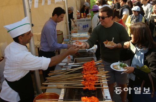 지난해 10월 열린 ‘이태원 지구촌 축제’에서 외국인이 음식을 맛보고 있다. 이태원에는 ‘세계음식 특화거리’가 조성돼 있어 축제 기간 이외에도 365일 세계음식을 맛볼 수 있다. 용산구 제공