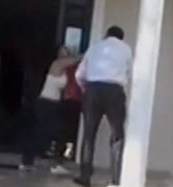 앨런 그레이슨 미국 하원의원의 부인 로리타 씨가 집 현관에서 남편에게 주먹을 날리는 스마트폰 동영상. 사진 출처 앨런 그레이슨 의원실