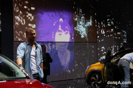 간단한 사진기기를 설치해 부스를 찾아온 관람객들에게 개방한 오펠. 찍은 사진은 부스의 대형 LED 화면으로 보낼 수도 있다.