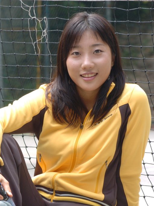 한국기원 제공김효정 2단의 취미는 테니스다. 20대 때 테니스를 치다가 쉬고 있는 모습.