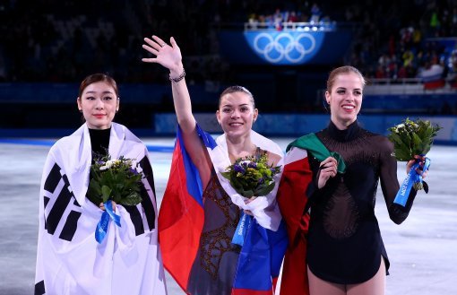 2014 소치올림픽 피겨스케이팅 여자 싱글 포디움에 오른 김연아와 아델리나 소트니코바, 캐롤리나 코스트너(왼쪽부터). 사진제공=Gettyimages/멀티비츠