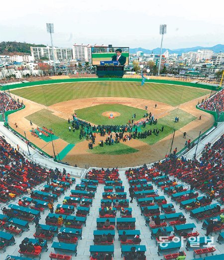 8일 광주의 새로운 야구장인 광주-기아 챔피언스필드가 2년 4개월여의 공사기간을 마치고 1만2000여 명의 광주시민들이 참석한 가운데 개장행사가 열렸다. 박영철 기자 skyblue@donga.com