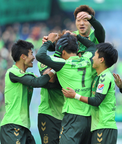 K리그 클래식이 개막한 가운데 전남과 전북의 이른바 호남 라인이 강력한 전력으로 팬들의 시선을 사로잡았다. 8일 부산을 꺾은 뒤 환호하고 있는 전북 선수들. 사진제공｜전북현대 축구단