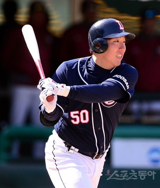 9일 목동야구장에서 열린 2014프로야구 시범경기 넥센히어로즈 대 두산베어스 경기 3회초 1사 1루 두산 김현수가 우전 안타를 치고 있다. 목동｜김종원기자 won@donga.com 트위터@beanjjun