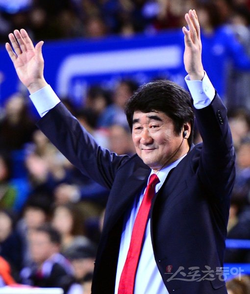 삼성화재 신치용 감독이 현대캐피탈을 제압하고 3시즌 연속 정규리그 우승을 차지한 뒤 양 팔을 들고 환한 미소를 짓고 있다. 천안｜박화용 기자