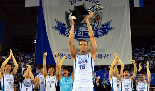 삼성화재가 9일 라이벌 현대캐피탈을 꺾고 프로배구 V리그 남자부 정규리그 정상에 오른 가운데 초특급 외국인 선수 레오가 우승 트로피를 들고 세리머니를 하고 있다. 천안｜박화용 기자 inphoto@donga.com트위터@seven7sola