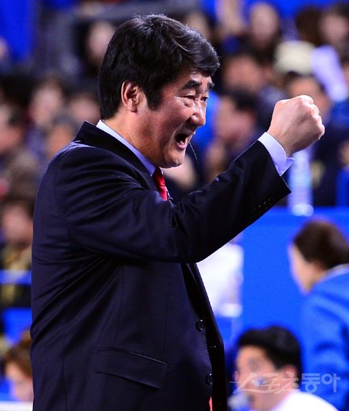 9일 오후 천안 유관순체육관에서 열린 프로배구 V-리그 현대캐피탈과 삼성화재의 경기에서 삼성화재가 세트스코어 3-1로 승리를 거두고 정규리그 우승을 차지했다. 삼성화재 고준용이 4세트에서 현대캐피탈의 추격을 따돌리는 득점포인트를 올리자 신치용 감독이 환호하고 있다. 천안｜박화용 기자 inphoto@donga.com 트위터 @seven7sola