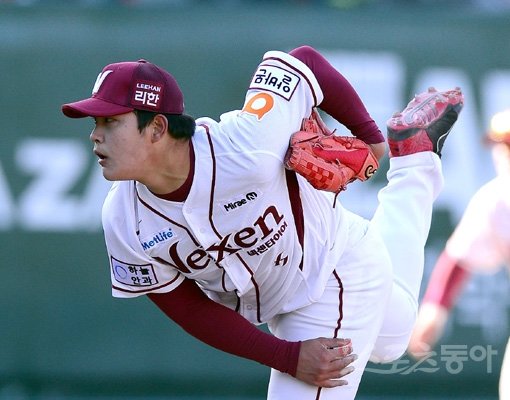 9일 목동야구장에서 열린 2014프로야구 시범경기 넥센히어로즈 대 두산베어스 경기 9회초 등판한 넥센 조상우가 150km 대 강속구을 던지며 눈길을 끌었다. 목동｜김종원기자 won@donga.com 트위터@beanjjun