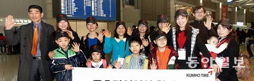 베트남 출신 결혼이주 여성들과 자녀들이 1월 24일 인천 중구 공항로 인천국제공항 출국장에서 가족들을 만나기 위해 베트남으로 출국하기 전 기념촬영을 하고 있다. 금호타이어 제공