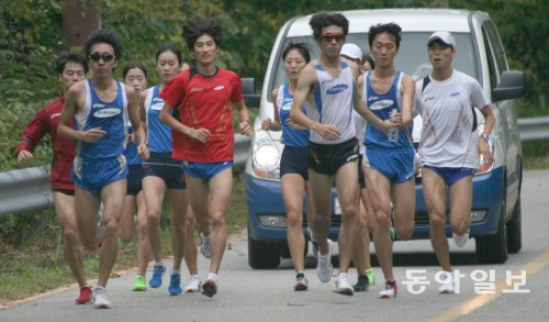 16일 열리는 2014서울국제마라톤대회 겸 제85회 동아마라톤대회에서 ‘명가’ 재건에 도전하는 삼성전자육상단 남녀 선수들이 팀 훈련 중 힘차게 질주하고 있다. 김성은(왼쪽에서 네 번째)은 18년째 난공불락인 여자 한국 최고기록 경신을, 김민(왼쪽에서 다섯 번째)은 2시간10분 이내 진입을 노리고 있다. 삼성전자육상단 제공