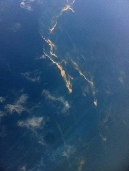 사고해역에 기름띠 수색팀이 9일 말레이시아 북부 켈란탄 주에서 약 100해리(185.2km) 떨어진 해상에서 발견한 긴 기름띠. 사진 출처 뉴욕타임스 홈페이지