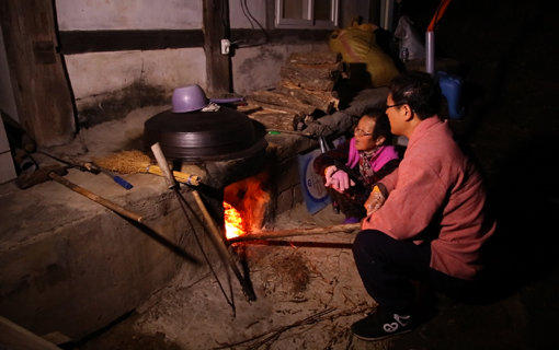 신분양 할머니(왼쪽)가 김오곤 한의사와 대화를 나누며 한 집에서 40년 넘게 살고 있는 사연을 말한다. 사진제공｜채널A