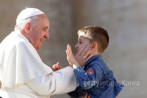 프란치스코 교황과 어린이. GettyImages/멀티비츠 제공