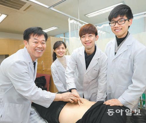 충북 괴산군에서 물리치료사로 일하는 김인식 씨 가족이 한자리에 모였다. 괴산군 제공