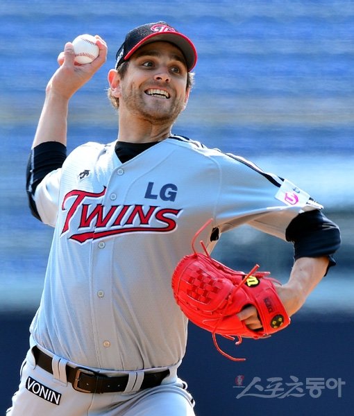 LG 새 외국인투수 코리 리오단이 11일 마산구장에서 열린 NC와의 시범경기에서 역투하고 있다. 4이닝 2안타 1볼넷 3탈삼진 1실점으로 합격점을 받았다. 창원｜박화용 기자 inphoto@donga.com 트위터 @seven7sola