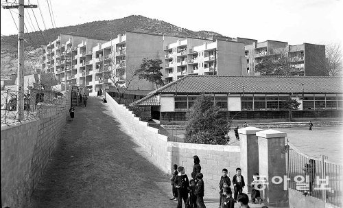 1957년 세워진 서울 종암아파트의 모습. 한국에서 최초로 일반 분양한 아파트다. 서울역사박물관 제공