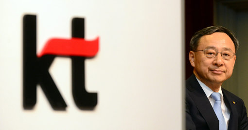 올해 초 새롭게 KT 수장으로 취임한 황창규 회장의 고민이 깊어지고 있다. KT는 최근 고객 개인정보 유출 사태에 이어 수천억원에 달하는 대출 사기에 연루됐던 자회사가 결국 법정관리를 신청하는 등 연이은 악재 속에서 허덕이고 있다. 스포츠동아DB