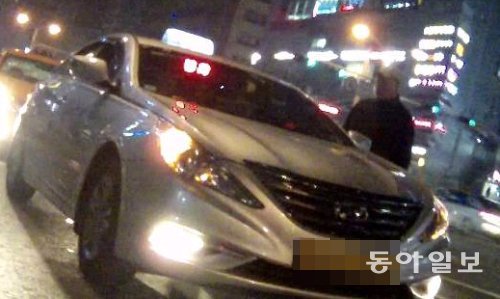 조폭형 택시운전사가 지난달 22일 서울 강남역 인근 강남대로에서 비조직원 택시운전사에게 “차를 빼라”고 협박하는 장면. 강남경찰서 제공