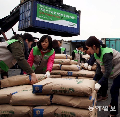 민간지원 계속… 밀가루 등 200t 北으로



초록우산 어린이재단 자원봉사자들이 12일 인천항에서 북한 남포지역 5만여 명의 어린이 및 임산부들에게 지원할 200t 상당의 밀가루와 영양콩가루 등을 옮기고 있다. 인천=박영대 기자 sannae@donga.com