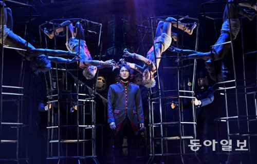 창작 뮤지컬 ‘프랑켄슈타인’은 조연뿐 아니라 주연들도 1인 2역을 맡아 완전히 상반된 인물을 표현하며 폭넓은 연기를 선보인다. 충무아트홀 제공