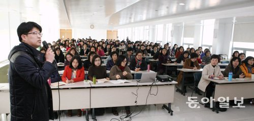 고기동 가천대 길병원 교수가 3일 인천 중구 답동성당에서 노인대학 강사를 대상으로 건강강좌를 진행하고 있다. 길병원은 각종 질병의 원인과 예방, 치료법 등을 쉽게 강의해 좋은 반응을 얻고 있다. 길병원 제공