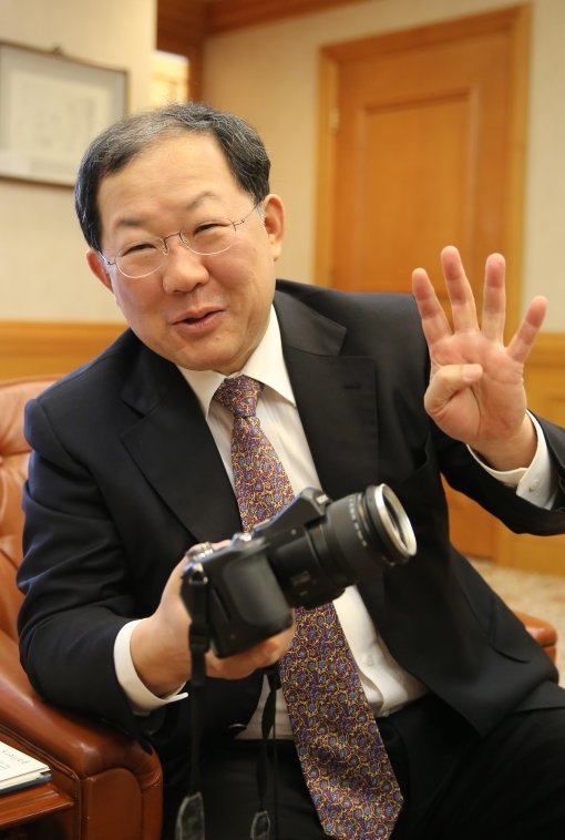 12일 서울 중구 명동 은행연합회관 회장실에서 박병원회장이 꽃사진을 찍을 때 사용하는 렌즈일체형 소니카메라를 소개하고 있다.
