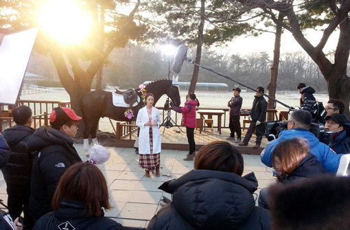 서울경마공원도 한류 명소될까? 과천 서울경마공원에서 촬영중인 MBC 드라마 ‘엄마의 정원’. 여주인공 정유미가 극중 말 수의사역이어서 한국마사회가 자문과 장소제공 등 제작지원을 하고 있다. 사진제공｜한국마사회