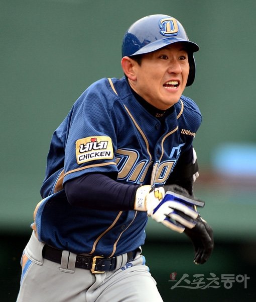 13일 대전 한밭야구장에서 ‘2014 한국야쿠르트 세븐 프로야구’ 한화 이글스와 NC 다이노스의 시범경기가 열렸다. 5회초 1사 1루에서 NC 손시헌이 타격을 펼친 뒤 1루로 달리고 있다. 대전｜김민성 기자 marineboy@donga.com 트위터 @bluemarine007