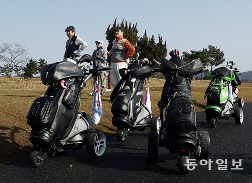 내장객의 골프 경비 절감과 골프장의 고객 유치 증대에 도움이 되는 노캐디 라운드 제도를 도입하는 국내 골프장이 늘어나고 있다. 전북 군산CC를 찾은 골퍼들이 캐디 없이 셀프 라운드를 하고 있다. 군산CC 제공