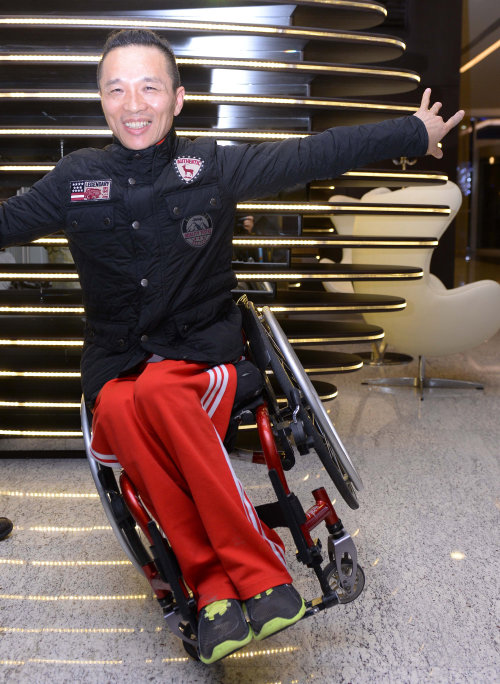 ‘좌식스키의 대부’에서 휠체어댄서로 변신한 김남제씨가 13일(한국 시간) 숙소인 러시아 소치 아지무트 호텔에서 춤동작을 보여주고 있다. 소치=사진공동취재단