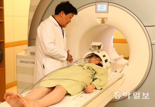 자기공명저항률단층촬영장치(MREIT)는 일반 MRI에 전류를 흘려주는 장치를 더한 것이다. 몸속에 전류가 흐를 때 생기는 자기장의 변화를 MRI로 기록해서 인체 조직의 전기전도율을 영상으로 보여 주는 것이다. 동아일보DB