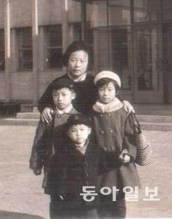 1970년경 어머니와 찍은 삼 남매 사진. 어머니 문성희 여사, 곽금주, 승준, 승엽 남매(키 순서대로).

곽금주 교수 제공
