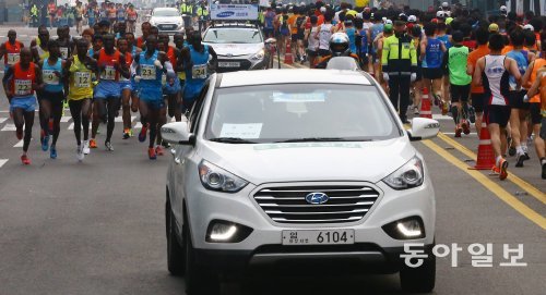 친환경 자동차 쏘나타 하이브리드가 선도 차량으로 선수들의 레이스를 돕고 있다. 전영한 기자 scoopjyh@donga.com