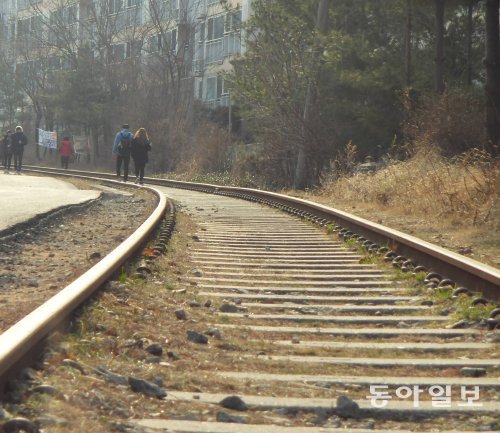 서울 구로구 항동 철길을 걷다 보면 시골에 와 있는 듯한 느낌이 든다. 최근 사진작가, 연인이 찾는 숨은 명소로 자리 잡았다. 장선희 기자 sun10@donga.com