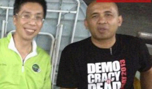 말레이시아항공 실종 여객기 기장인 자하리 아맛 샤 씨(오른쪽)가 지난해 5월 ‘민주주의는 죽었다’라는 반정부 집회용 문구가 적힌 티셔츠를 입고 야당인 국민정의당의 시바라시 라시아 의원의 비서이자 친구인 피터 총과 함께 찍은 사진. 사진 출처 선데이미러